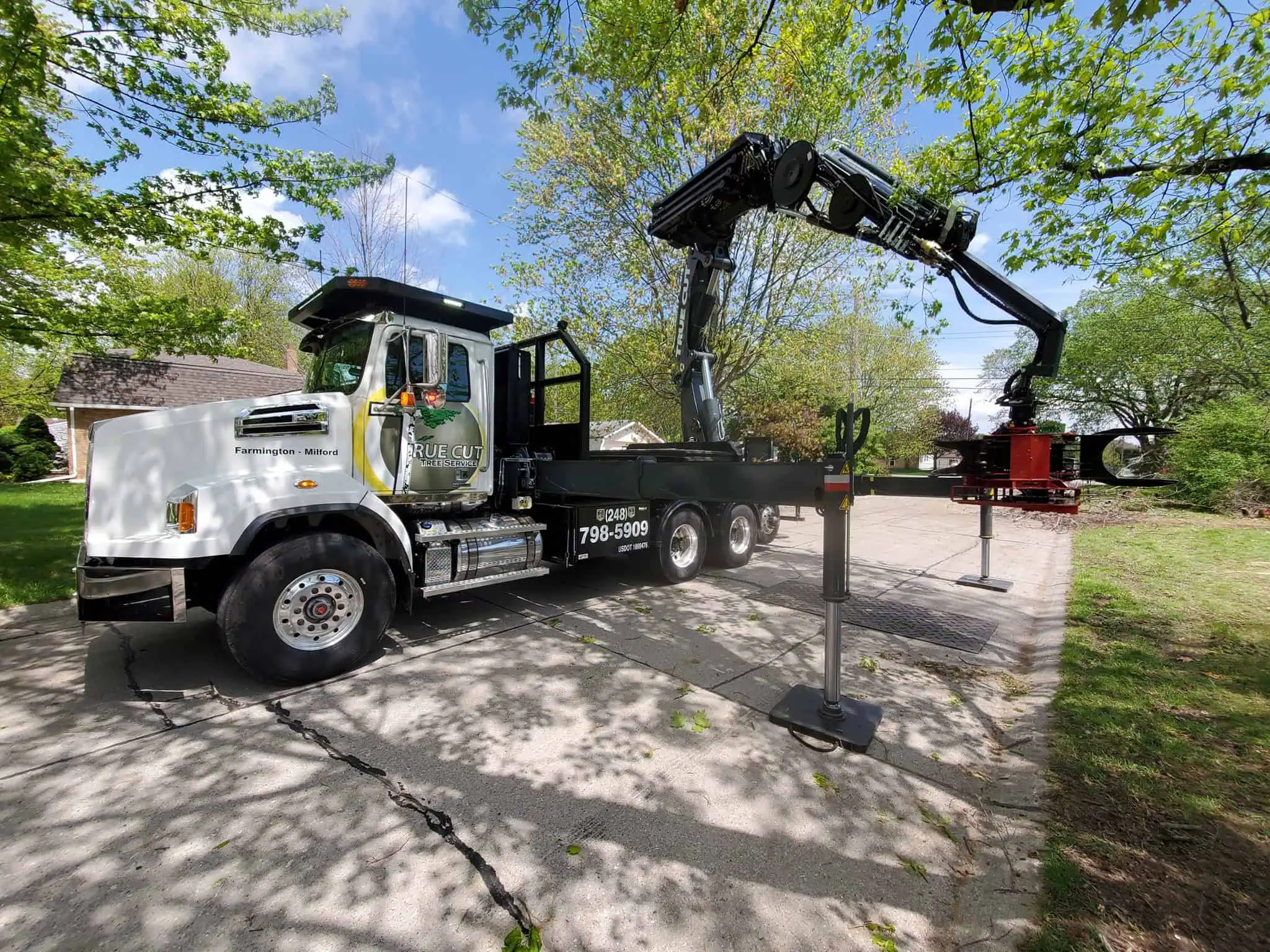 Tree removal in Farmington Hills MI using advanced equipment